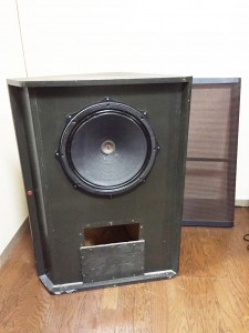 バスレフの板は半分閉じてあります。